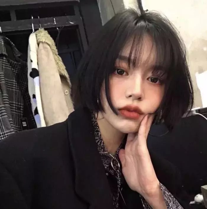 拿针的女孩